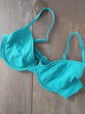 Old Navy Textured Underwire Balconette Swim Top - Size M